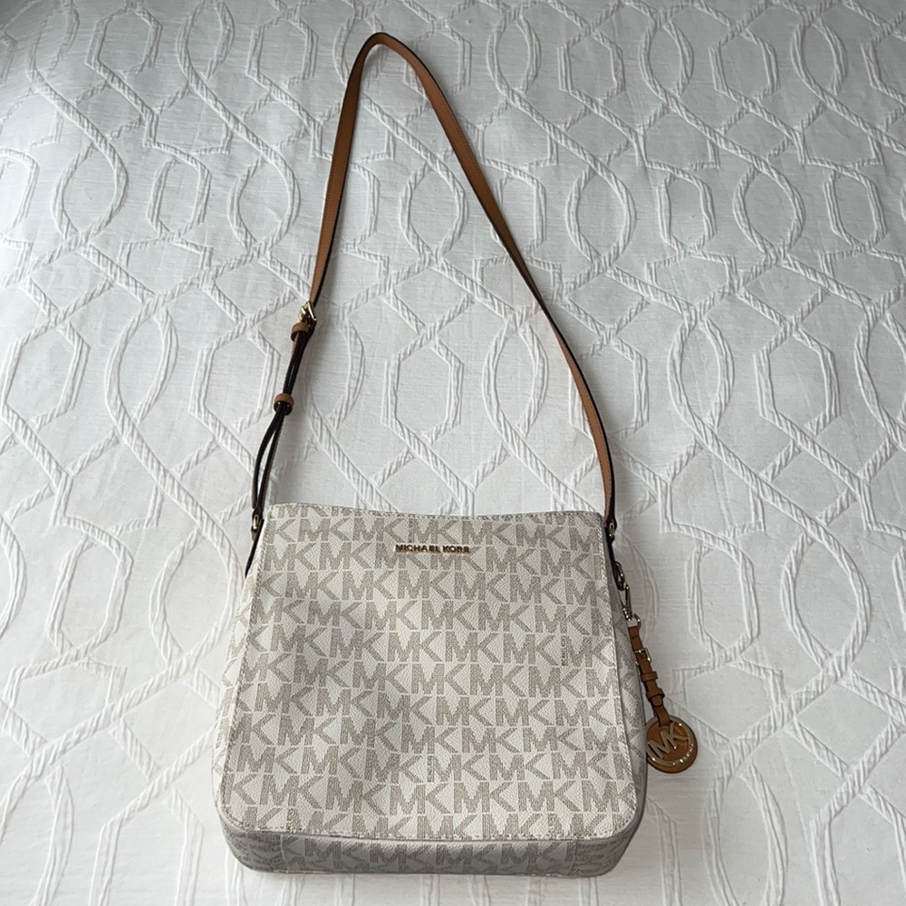 Like New Michael Kors Crossbody Purse